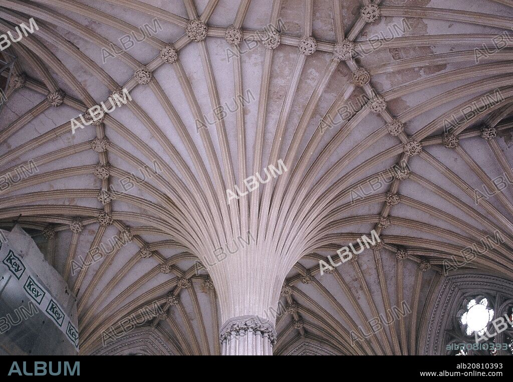 INTERIOR-VISTA DE LA BOVEDA EN ABANICO-GOTICO INGLES.