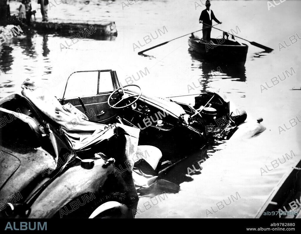 Agosto 1935. Lucerna (Suiza). Estado en que Quedó el automóvil que Conducía el Rey de Bélgica, después del accidente que Costó la vida A la Reina Astrid.