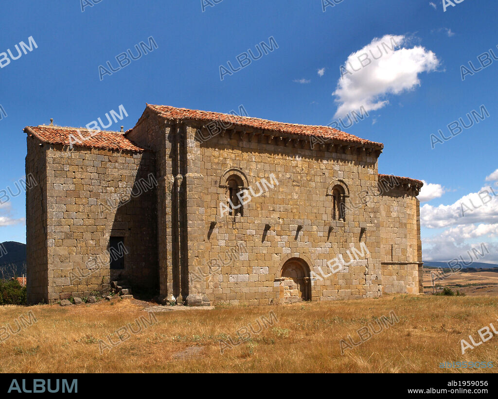 ARTE ROMANICO. ESPAÑA. IGLESIA DE SAN MARTIN OBISPO. Data del siglo XII. Vista exterior. MATALBANIEGA. Provincia de Palencia. Castilla-León.
