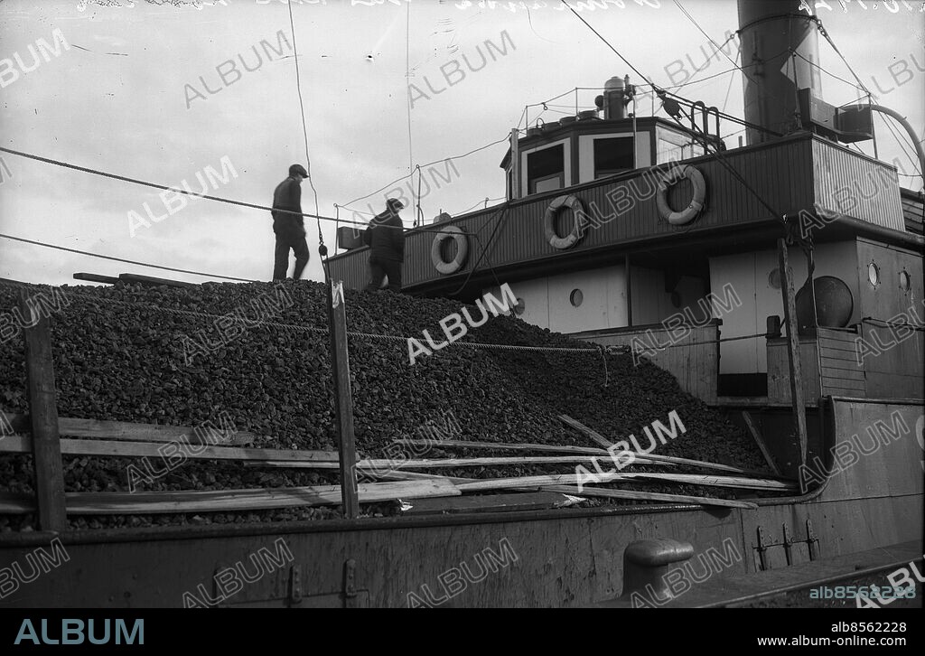 Göteborg 1927-10-06 - Lastfartyget Normadia anländer från England med stor kokslast - Sannegårdshamnen - Hisingen *** Local Caption *** . Krep KT 03081030-037.jpg. KAMERAREPORTAGE.