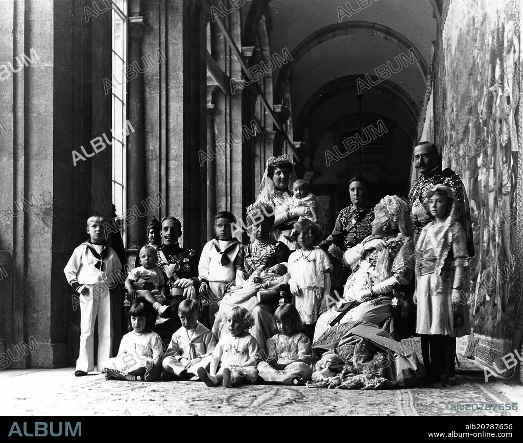 BAUTIZO DEL INFANTE GONZALO HIJO DE ALFONSO XIII Y VICTORIA EUGENIA EL 29 DE OCTUBRE DE 1914 EN LA CAPILLA DEL PALACIO REAL DE MADRID.