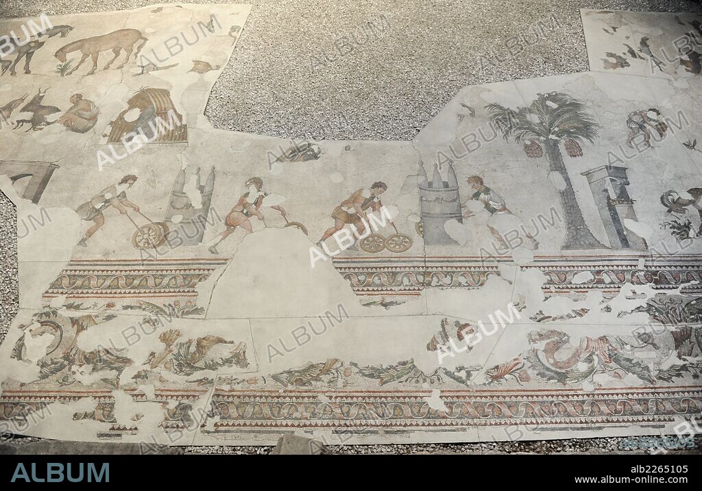 ARTE ROMANO. IMPERIO DE ORIENTE. TURQUIA. Detalle de uno de los mosaicos que decoraban los pavimentos del antiguo Palacio del Imperio Bizantino construido por orden de Constantino (s. IV), llamado el Gran Palacio Imperial. "Niños jugando con aros". Fechado entre los siglos IV-VI. MUSEO DE LOS MOSAICOS (MOZAIK MÜZESI). Estambul. Turquía.