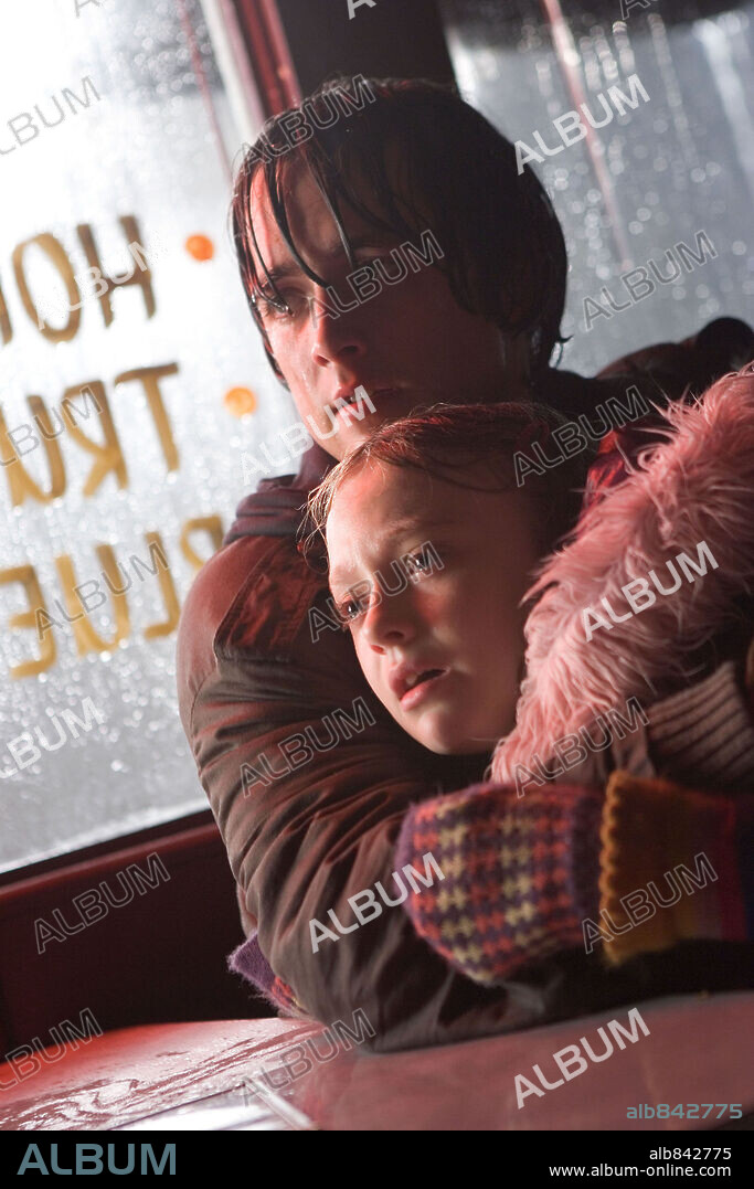 DAKOTA FANNING and JUSTIN CHATWIN in WAR OF THE WORLDS, 2005, directed by STEVEN SPIELBERG. Copyright PARAMOUNT PICTURES / COOPER, ANDREW.