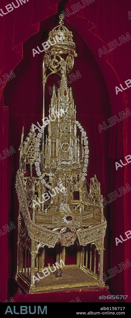 SILLA DE MARTIN I EL HUMANO (1356-1410) QUE SIRVE DE BASE A UNA CUSTODIA GOTICA ORLADA CON EL TOISON DE ORO.