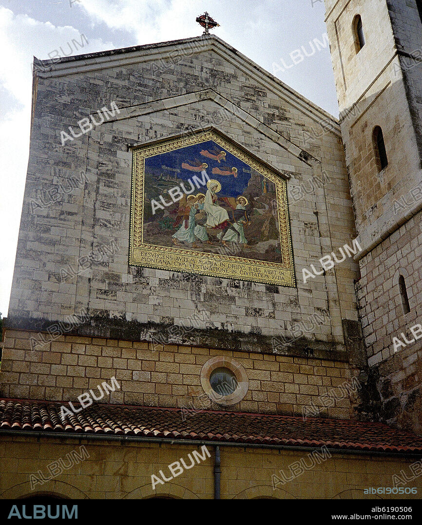 MOSAICO EN LA FACHADA PRINCIPAL DE LA IGLESIA DE LA VISITACION.