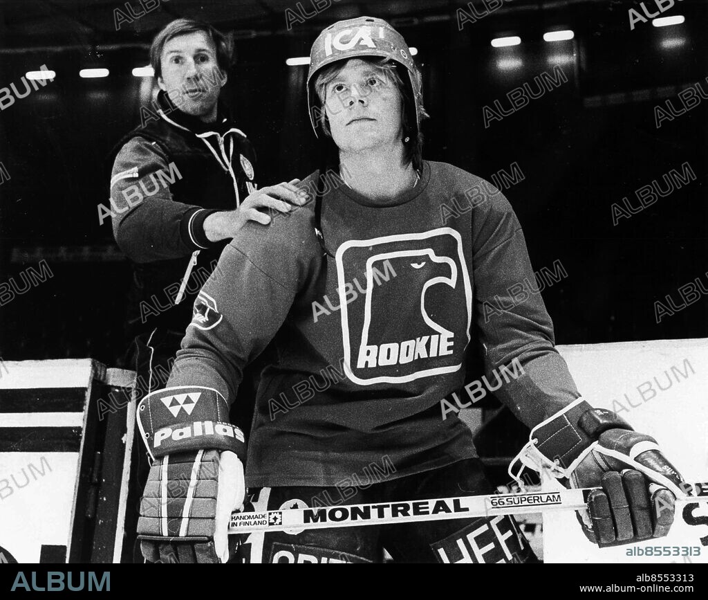 Göteborg 1983-03-01. Mikael Andersson - Ishockeyspelare i Västra Frölunda - bakom honom står tränaren Leif Blixten Henriksson *** Local Caption *** GP Foto: Alf Weihed. Kamerareportage.