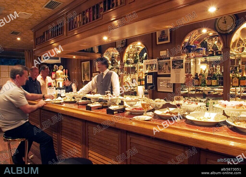 Donostia / San Sebastian; bar de tapas "Garbola" en el barrio de El Gros (Paseo Colón).