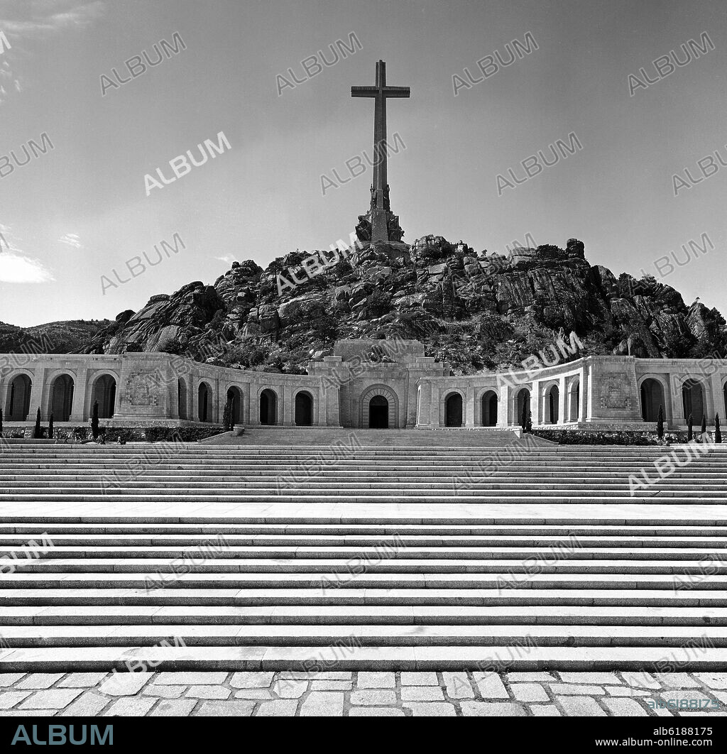PEDRO MUGURUZA 1893/1952 / DIEGO MENDEZ. BASILICA DEL VALLE DE LOS CAIDOS CONSTRUIDA ENTRE 1940 Y 1956 - FOTOGRAFIA EN BLANCO Y NEGRO - 1954.