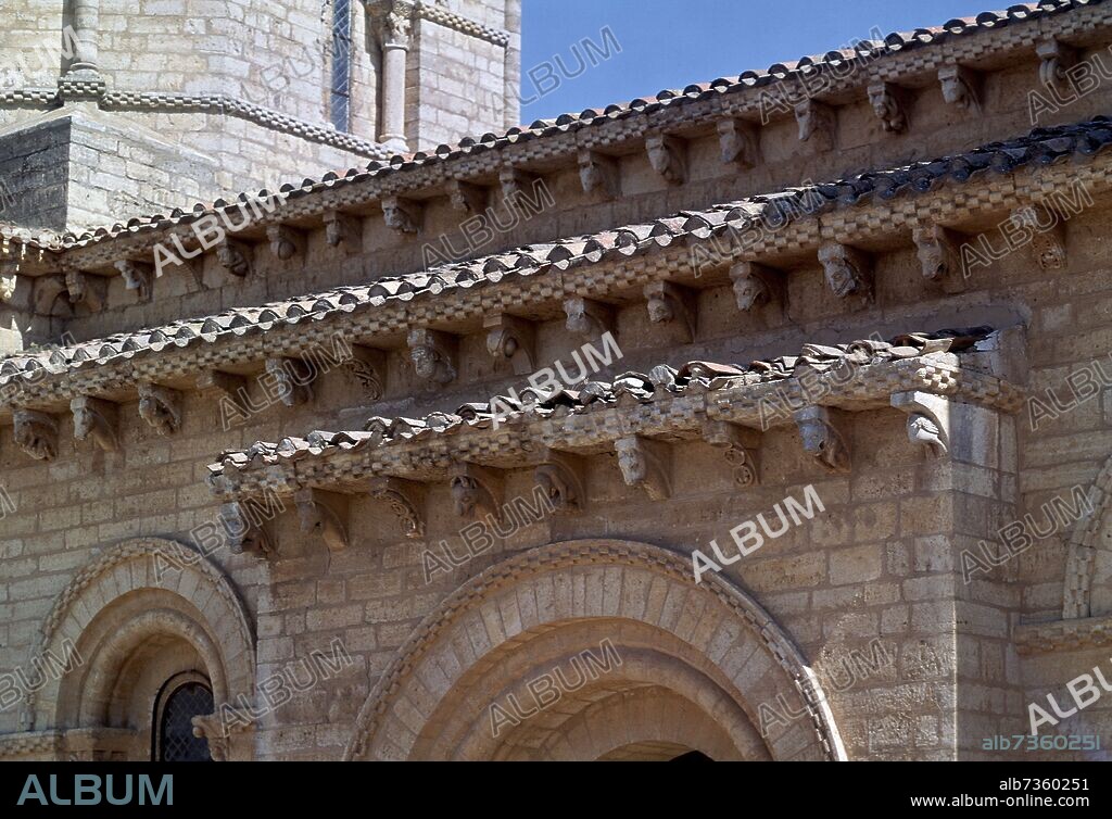 EXTERIOR DE LA IGLESIA DE SAN MARTIN - CANECILLOS - S XI - ROMANICO ESPAÑOL.