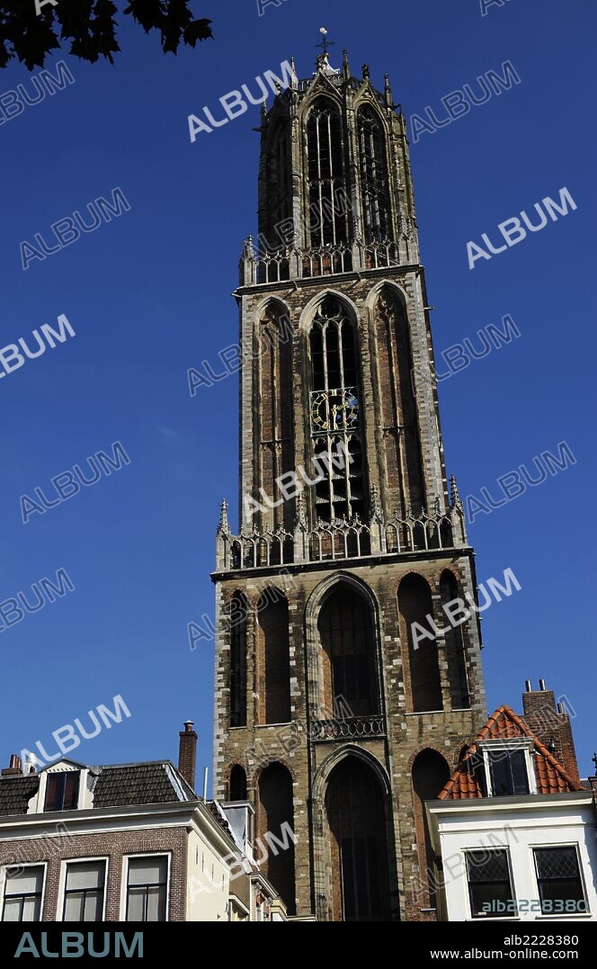 PAISES BAJOS. UTRECHT. Catedral de San Martín o Catedral de Utrecht. Edificio gótico medieval, convertido al culto protestante desde 1580. Detalle de la Torre Dom, campanario construida entre 1321-1382 y de 112 m. de altura.