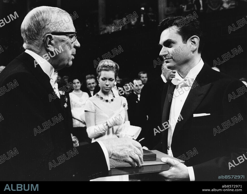 STOCKHOLM 1968-12-10. King Gustaf VI Adolf of Sweden presents the Nobel Prize in Medicin or Physiology to Dr Marshall W Nirenberg.. ****. Marshall W. Nirenberg, USA tar emot årets delade Nobelpris i Medicin av Kung Gustaf VI Adolf. Foto: Reportagebild / SCANPIX / Kod: 37770.