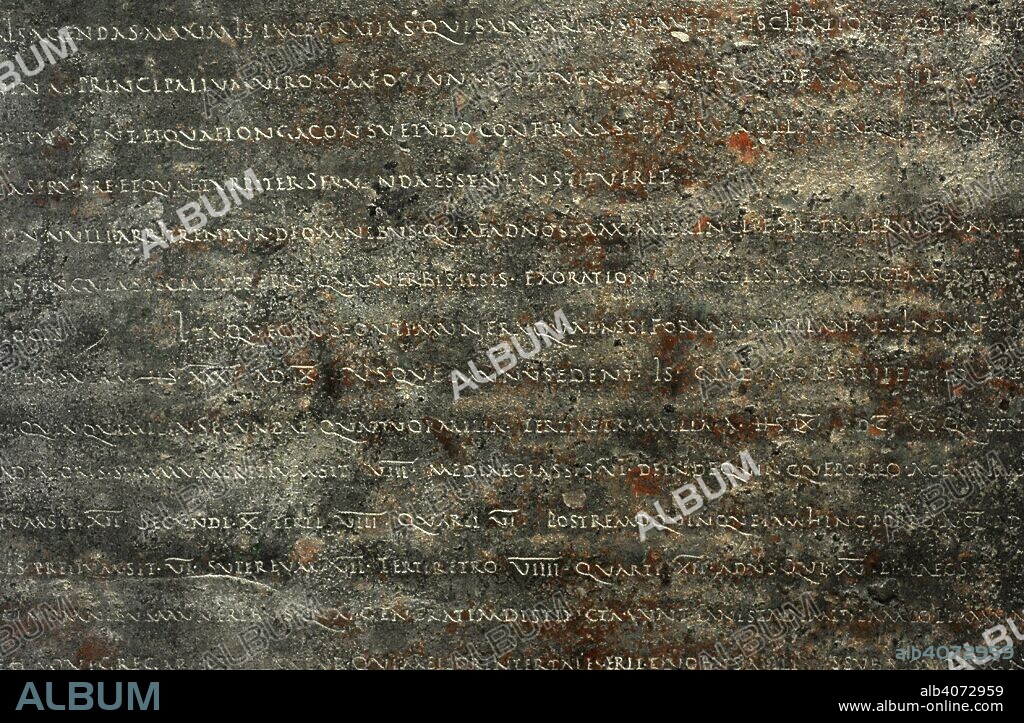 Tabla gladiatoria. Detalle. Inscripción de un discurso de Marco Aurelio presentado al Senado en el que recomienda rebajar los precios de los espectáculos de gladiadores y se lamenta de los beneficios de los empresarios y lo que deben al fisco. Siglo II. Bronce. Procedente de Itálica (Santiponce, provincia de Sevilla). Museo Arqueológico Nacional. Madrid. España.