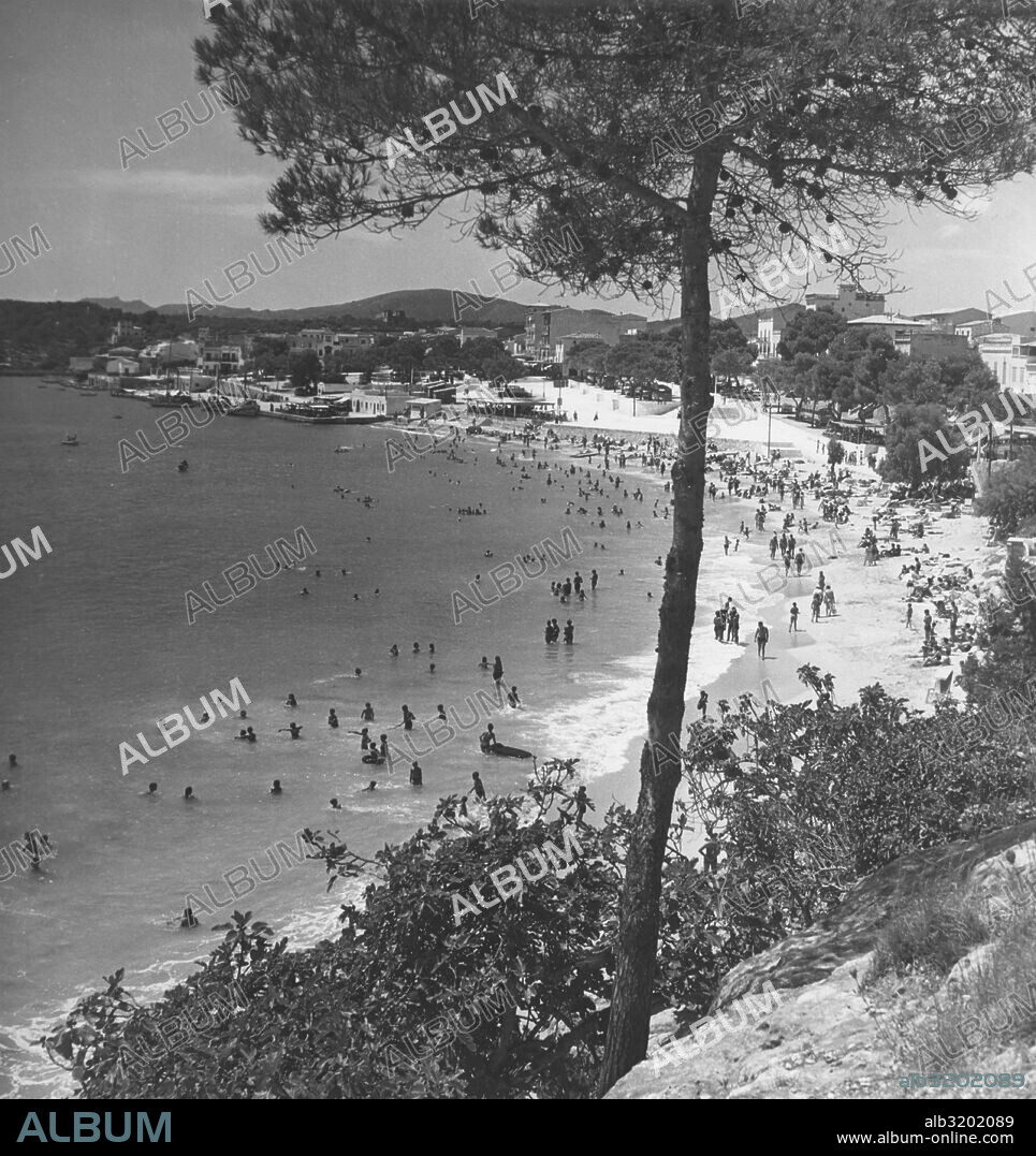 Islas Baleares. Mallorca. Bañistas en la playa de Porto Cristo. Años 1950.