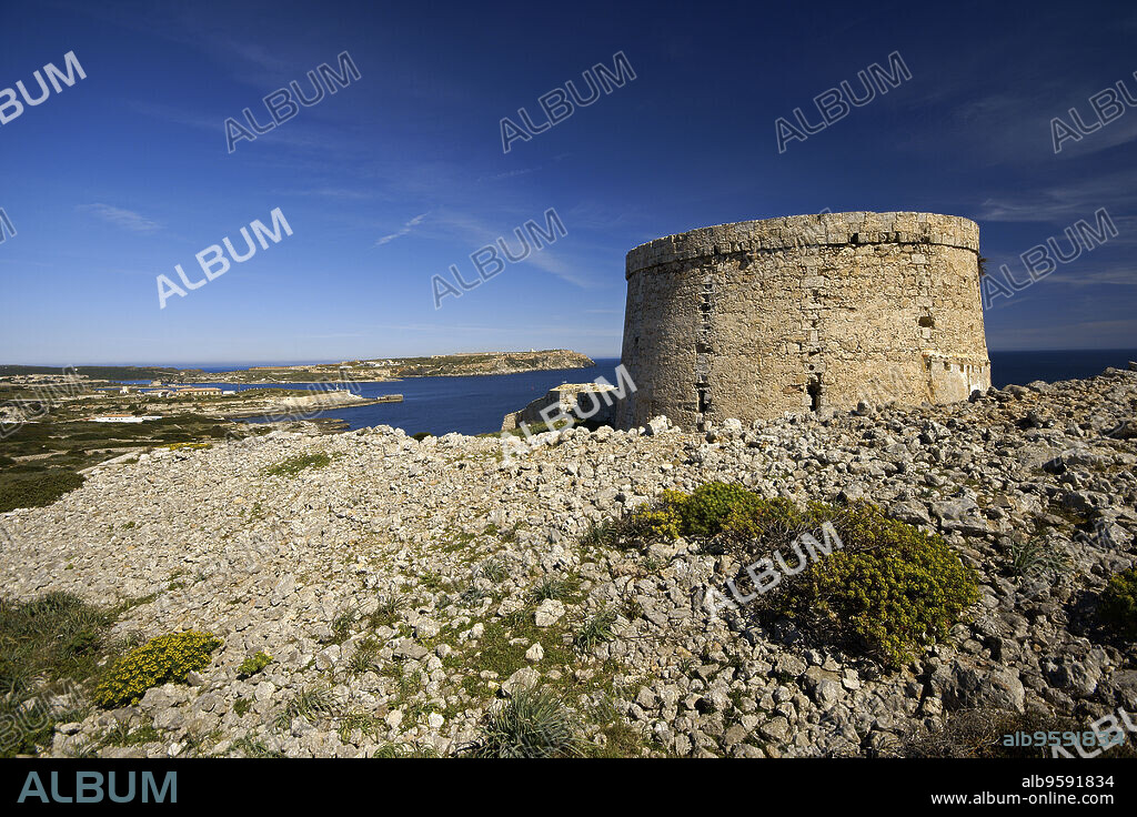 Torre d'en Estuart (Torre d'en Penjat)(s.XVIII) y bocana del puerto de Maó.Cala de Sant Esteve. Menorca. Islas Baleares.España.