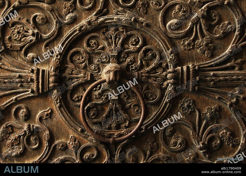 ARTE GOTICO. FRANCIA. CATEDRAL DE NOTRE DAME. Construída entre los siglos XII y XIII por orden del obispo Eudes de Sully. Detalle de la PUERTA. PARIS.