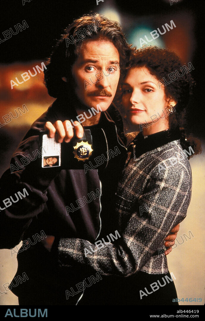 KEVIN KLINE y MARY ELIZABETH MASTRANTONIO en EL ASESINO DEL CALENDARIO, 1989 (THE JANUARY MAN), dirigida por PAT O'CONNOR. Copyright METRO GOLDWYN MAYER.