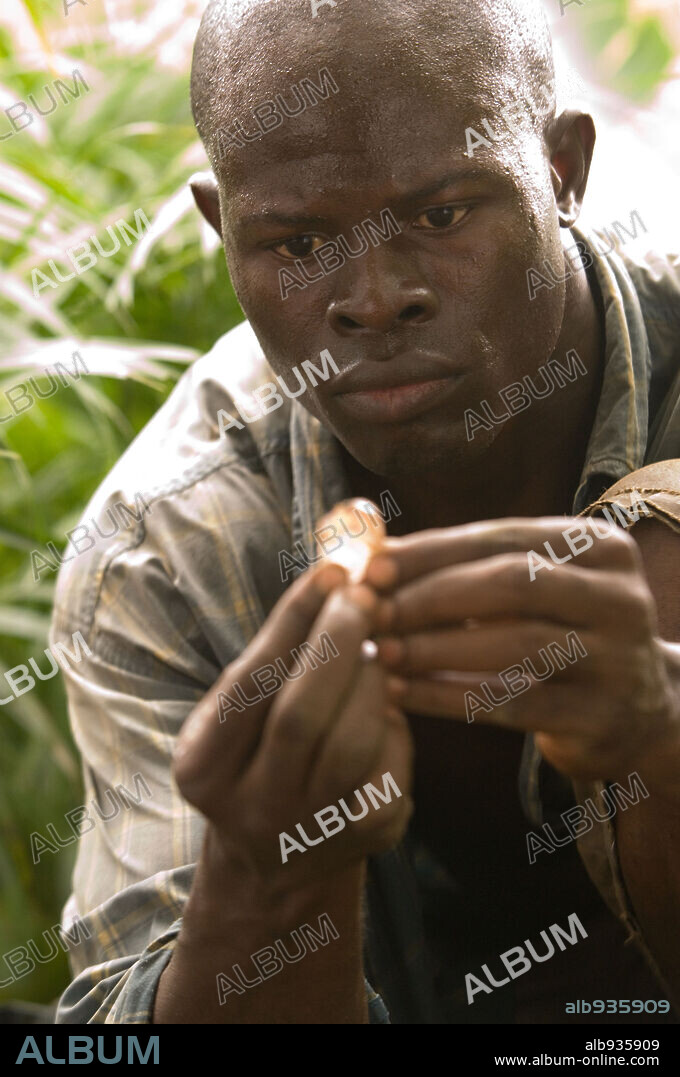 DJIMON HOUNSOU en DIAMANTE DE SANGRE, 2006 (BLOOD DIAMOND), dirigida por EDWARD ZWICK. Copyright WARNER BROS. PICTURES / BUITENDIJK, JAAP.