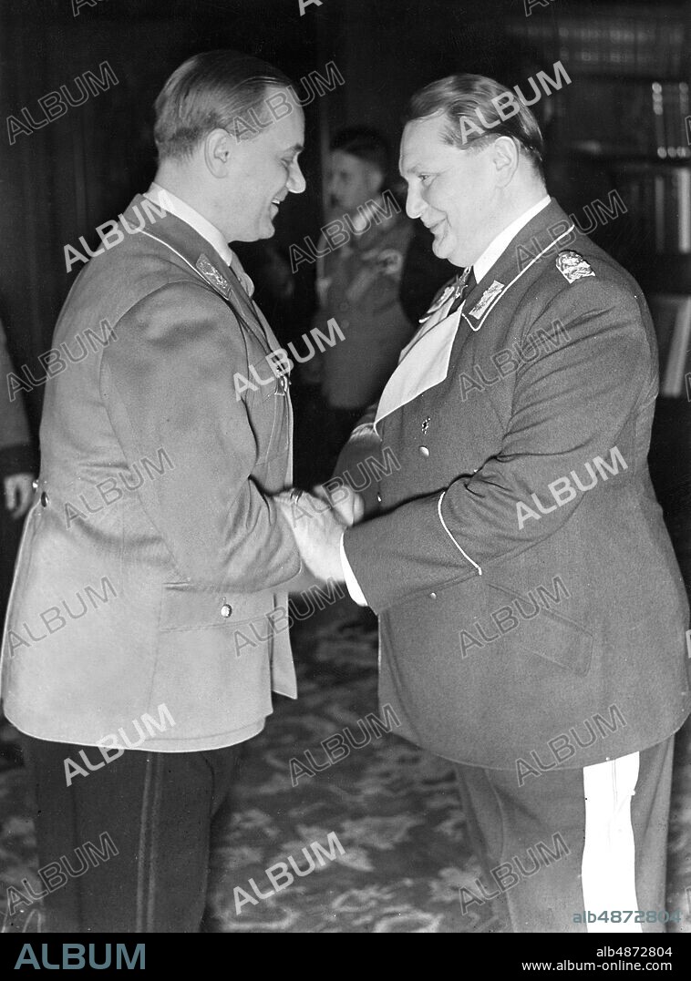 GERMANY 1938-01-12. Orig. caption ... THE BOTH BIRTHDAY CHILDREN HAPPY. Among the congratulators in the house Göring was also Reichsleiter Alfred Rosenberg, who also celebrated his 45th birthday on the same day. So give it a heartfelt congratulations in exchange. Photo: Scherl Bilderdienst / AB Text & Bilder / SVT / Code: 5600 Folder: Rosenberg, Alfred H Göring, 1893-1946. A Rosenberg, 1893-1946, German Nazi ideologue and politician. Profiles Birthdays persons: ALFRED ROSENBERG; HERMANN GÖRING sites: GERMANY.