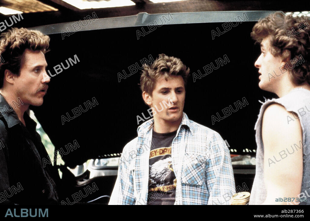 CHRIS PENN, CHRISTOPHER WALKEN y SEAN PENN en HOMBRES FRENTE A FRENTE, 1986 (AT CLOSE RANGE), dirigida por JAMES FOLEY. Copyright ORION PICTURES.