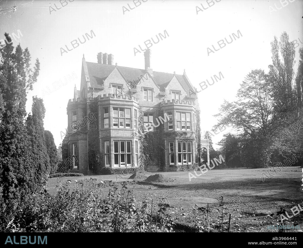 St Hilda's College, Cowley Place, Oxford, Oxfordshire, 1921. The south-west end of Cowley Place, the large Victorian building bought by Dorothea Beale in 1893 to provide a hall of residence for ladies from Cheltenham wishing to study in Oxford, situated beside Milham Ford on the Cherwell river.