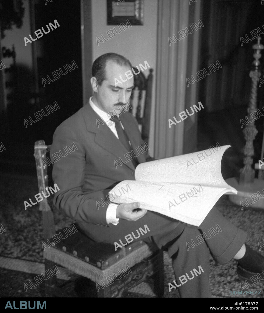 FOTOGRAFÍA EN BLANCO Y NEGRO DE RAFAEL PENAGOS (1884-1954) - DIBUJANTE Y DISEÑADOR GRÁFICO.