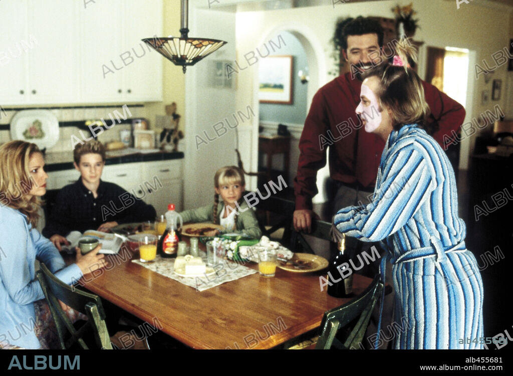 CRAIG BIERKO, DAVID SPADE, JENNA BOYD, MARY McCORMACK and SCOTT TERRA in DICKIE ROBERTS: FORMER CHILD STAR, 2003, directed by SAM WEISMAN. Copyright TM/PARAMOUNT PICTURES / FELLMAN, MARK.