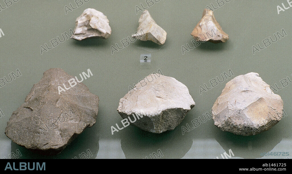 ARTE PREHISTORICO. PALEOLITICO. ESPAÑA. PALEOLITICO MEDIO o MUSTERIENSE (90.000 a 35.000 a.C.). HENDIDOR DE CUARCITA y BIFACES de Aranzaduya (Urbasa). Museo de Navarra. Pamplona.