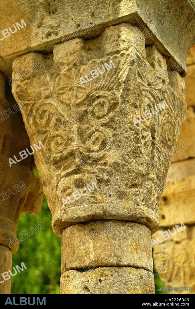Capitel fitomórfico.Claustro romanico de Sant Domènec(Romanico s.XII).Peralada.Alto Ampurdan.Girona.Catalunya, España.