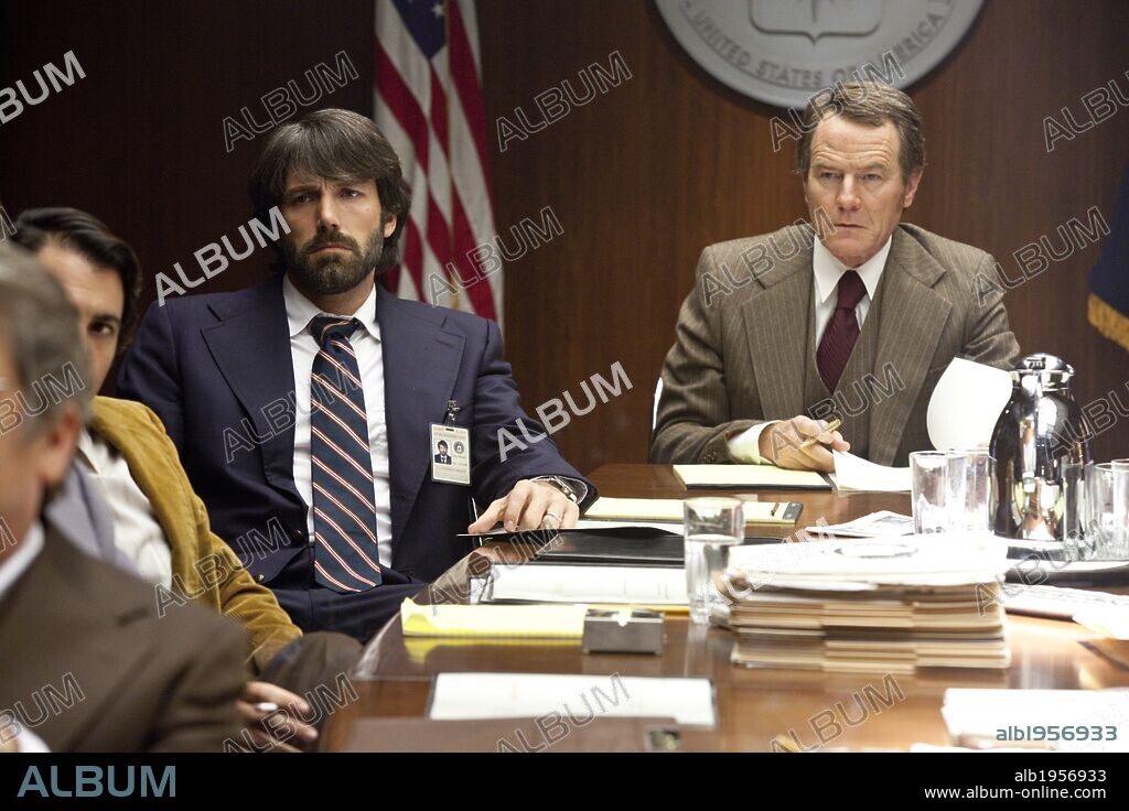 BEN AFFLECK y BRYAN CRANSTON en ARGO, 2012, dirigida por BEN AFFLECK. Copyright WARNER BROS. PICTURES.