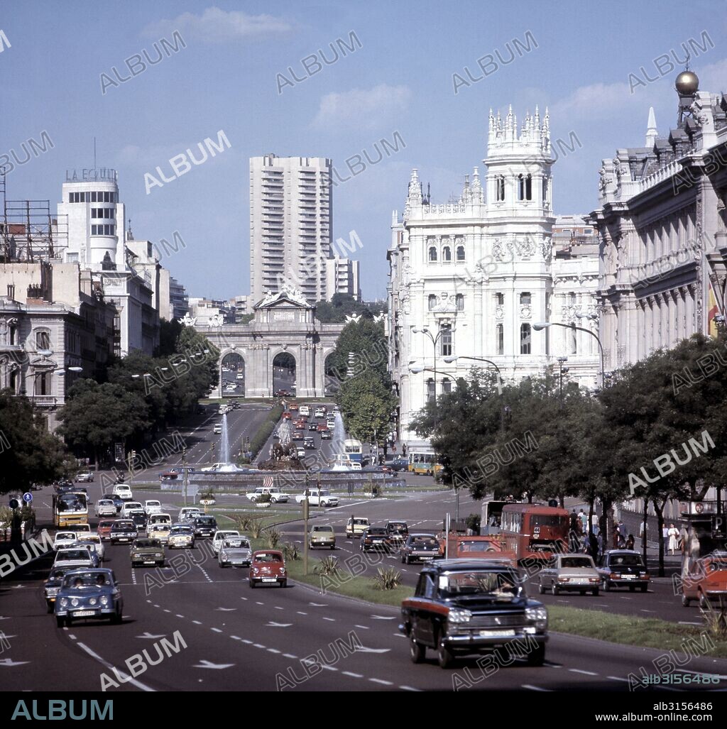 MADRID. SIGLO XX . DECADA DE LOS 70. VISTA DE LA CALLE ALCALA , PLAZA DE CIBELES Y PUERTA DE ALCALA , AL FONDO LA TORRE DE VALENCIA . AÑO 1971.