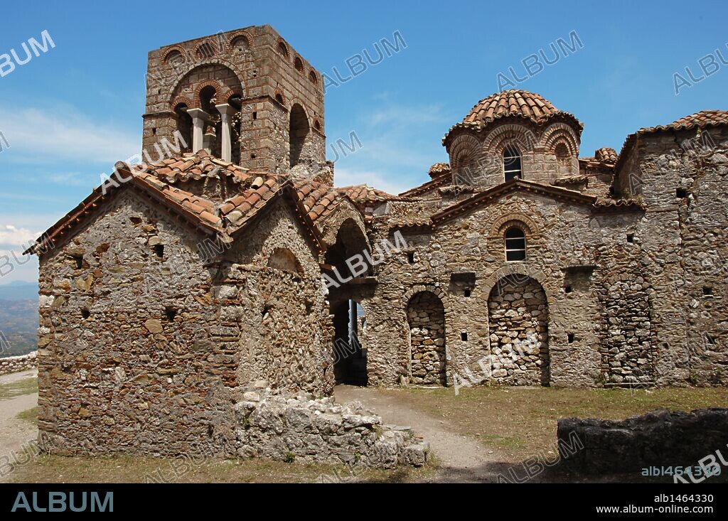 ARTE BIZANTINO. GRECIA. IGLESIA DE SANTA SOFIA (AGIA SOFIA). Erigida por Manuel CANTACUZENO PALEOLOGO, primer déspota de Mistra. Fue siempre la capilla de palacio y ha sido identificada con el monasterio de Cristo Zoodotes ("el que otorga la vida") erigido por Manuel entre 1350 y 1365. Vista exterior. MISTRAS. Provincia de Lakonía. Región del Peloponeso.
