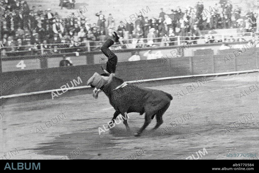 Junio 1917. En la plaza de Toros de san Sebastián. Cogida del espontáneo Agustín Areta, que se Echó al ruedo en la corrida de la prensa.