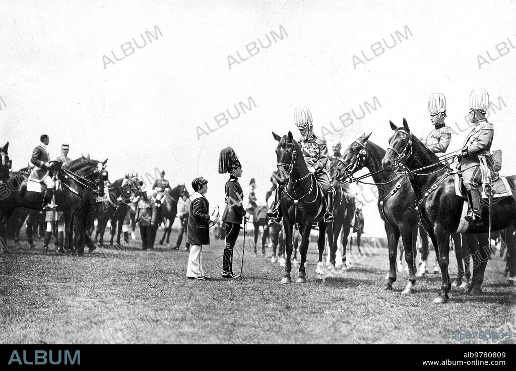 Junio 1914. En la revista militar de primavera en Munich. El Rey Luis Iii de Baviera Conversando con sus Nietos Luitpoldo y Alberto, Hijos del príncipe Heredero, Rupprecht.