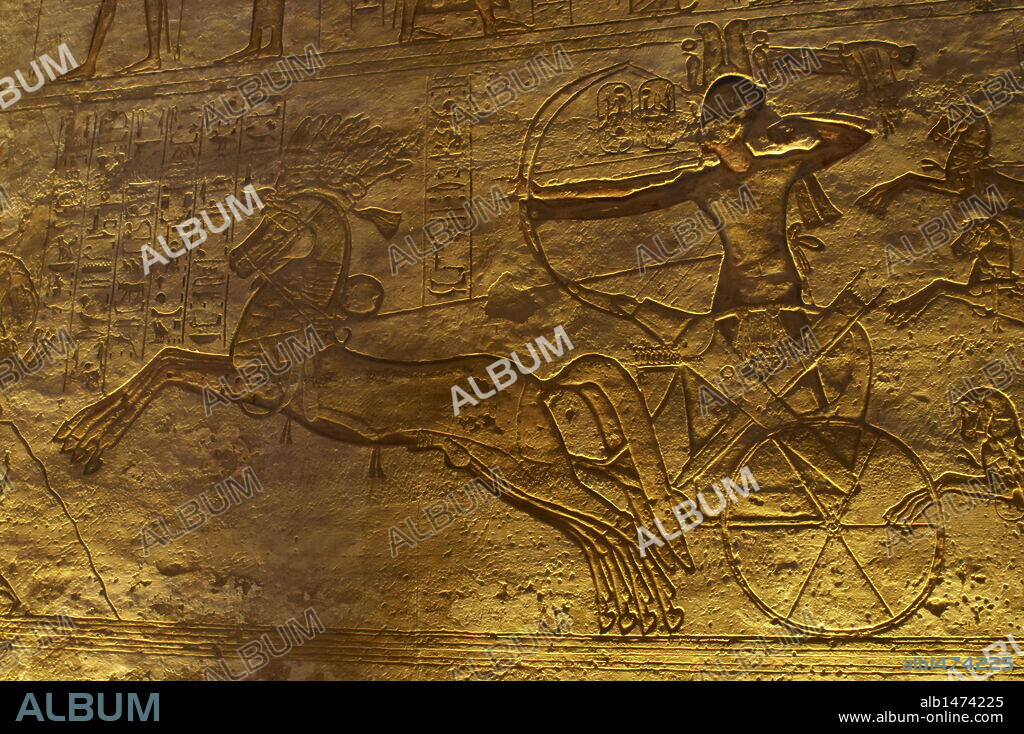 ARTE EGIPCIO. TEMPLO MAYOR DE RAMSES II. Dinastía XIX. Imperio Nuevo. Relieves del interior del templo con escenas de una CAMPAÑA MILITAR. El faraón Ramses II con el arco, en un carro de combate durante la batalla. Batalla de Qadesh. ABU SIMBEL. Egipto. Norte de Africa.