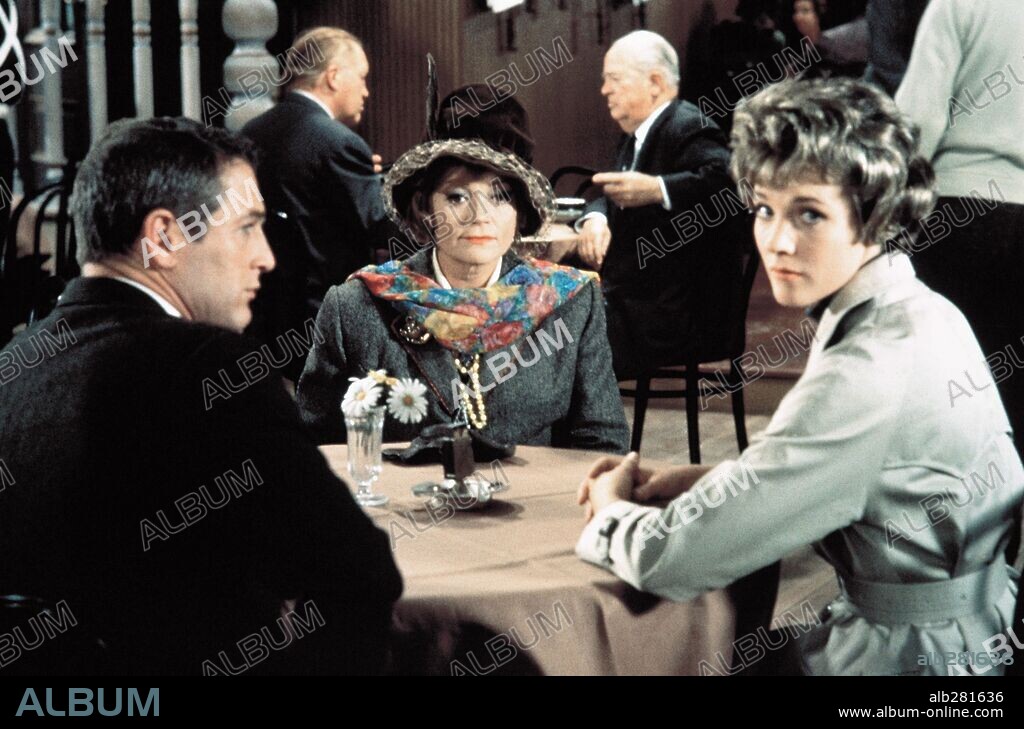 JULIE ANDREWS, LILA KEDROVA y PAUL NEWMAN en CORTINA RASGADA, 1966 (TORN CURTAIN), dirigida por ALFRED HITCHCOCK. Copyright UNIVERSAL PICTURES.