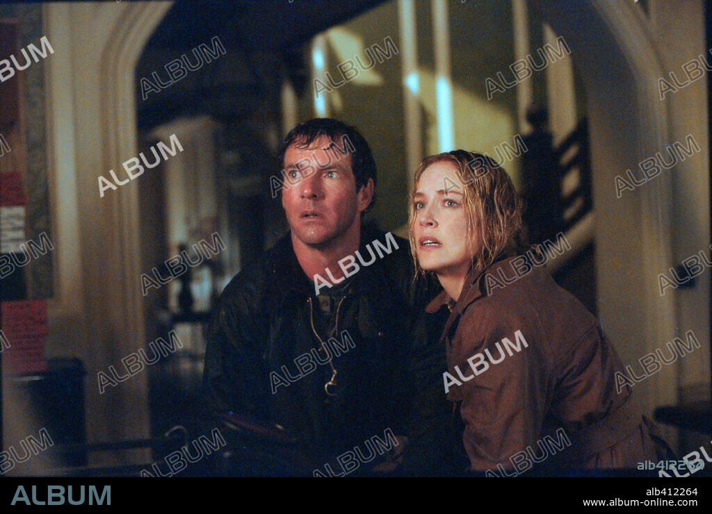 DENNIS QUAID y SHARON STONE en LA CASA, 2003 (COLD CREEK MANOR), dirigida por MICHAEL FIGGIS. Copyright RED MULLER PROD/TOUCHSTONE PICTURES.