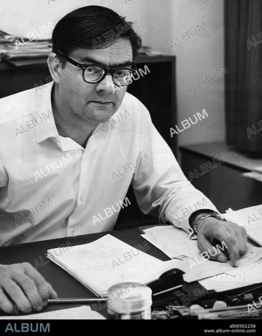 19611013. Nationalekonomen Ulrich Herz. Herz har bland annat varit ordförande i Sveriges fredsråd och Sveriges folkriksdag för nedrustning. Herz föddes i Tyskland 1913 men kom som flykting undan nazismen. till Sverige 1934.. Foto: Jonny Graan / XP / SCANPIX / Kod: 16 . ** AFTONBLADET OUT **.
