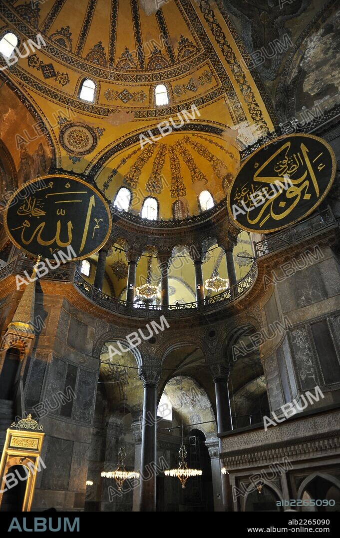 ARTE BIZANTINO. SANTA SOFIA (s. VI-VII). Construida por los arquitectos ANTEMIO DE TRALLES e ISIDORO DE MILETO entre 532 y 537. Posteriormente fue convertida en mezquita. Panorámica del interior. ESTAMBUL. Turquía.