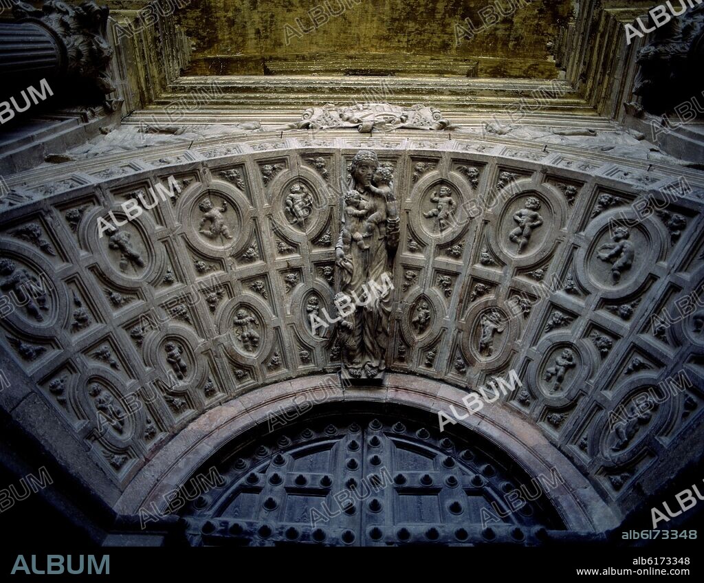 DETALLE DEL ARCO ABOCINADO CON CASETONES DE LA PORTADA DE LA CATEDRAL DE NUESTRA SEÑORA DE LA HUERTA - SIGLO XVI  - FOTO AÑOS 90.