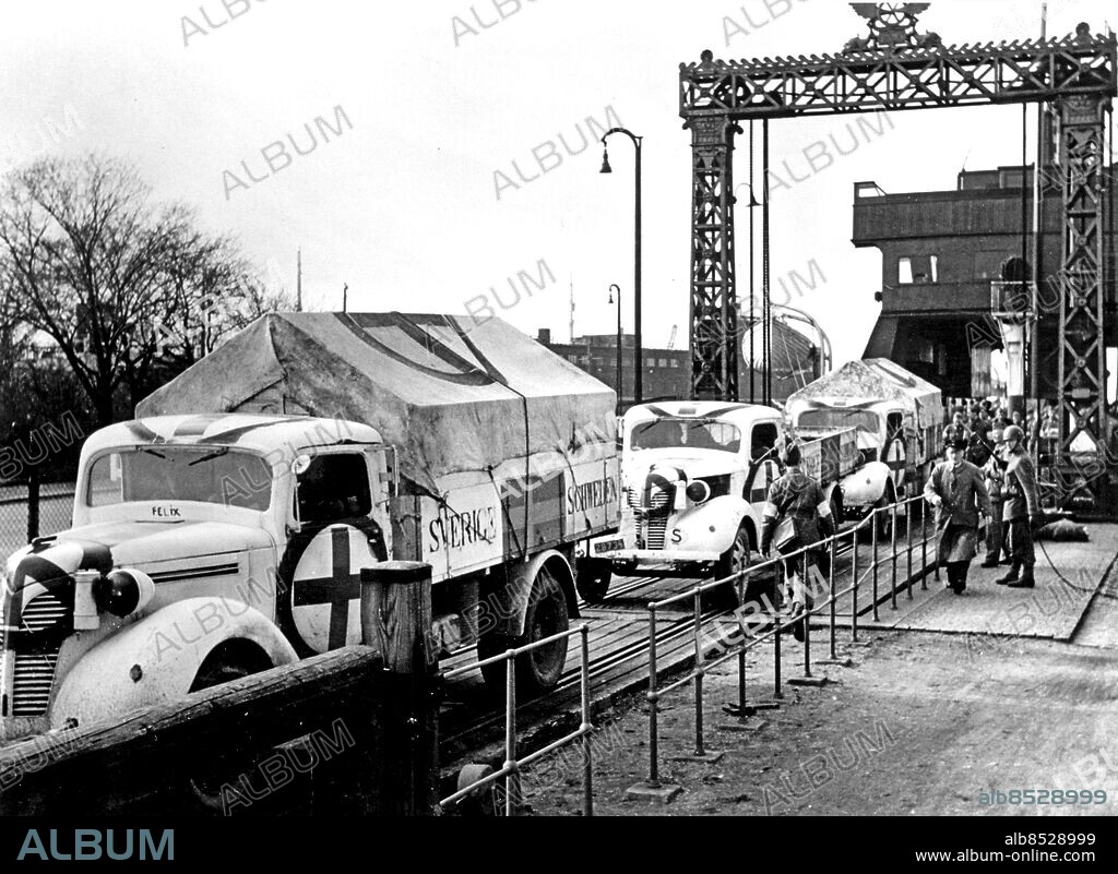 Vita Bussar - De Vita Bussarna - märkta Röda Korset och ingående i Folke Bernadotte projektet 1945 - Bilar Lastbilar - . Bussar anländer - troligen till Malmö - från Tyskland den 1 april 1945 - Kör av färja - . Krig Andra Världskriget Sverige - Vita Bussar - De Vita Bussarna - märkta Röda Korset - Flyktingar . Krig Andra Världskriget Koncentrationsläger Bernadotte-hjälpen 1945 - . (c) Sydsvenskan / IBL.