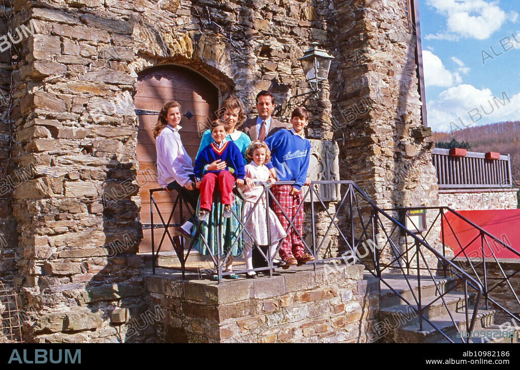 Alexander Prince of Sayn Wittgenstein Sayn with his wife Gabriela and the children Alexandra, Johann Casimir, Filippa and Heinrich at Sayn, Germany 1984.