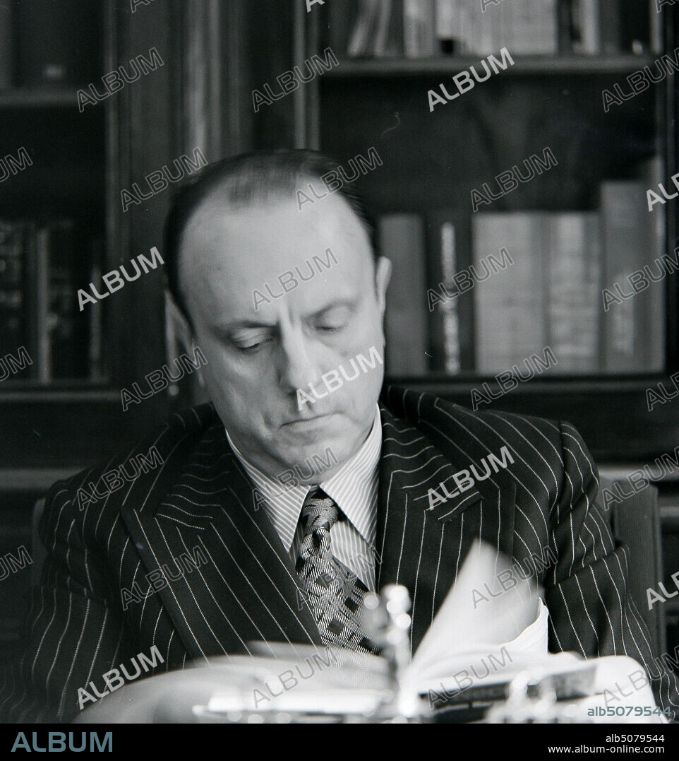 El político Manuel Fraga Iribarne en la embajada española de Londres, año 1975.