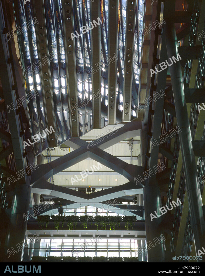 NORMAN FOSTER. INTERIOR-VISTA DEL PATIO CENTRAL-ARQUITECTURA DE HIERRO Y CRISTAL.