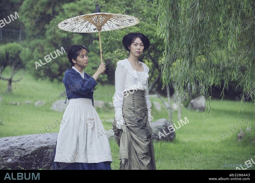 KIM MIN-HEE and TAE-RI KIM in THE HANDMAIDEN, 2016 (AH-GA-SSI), directed by PARK CHAN-WOOK. Copyright MOHO FILM/YONG FILM.