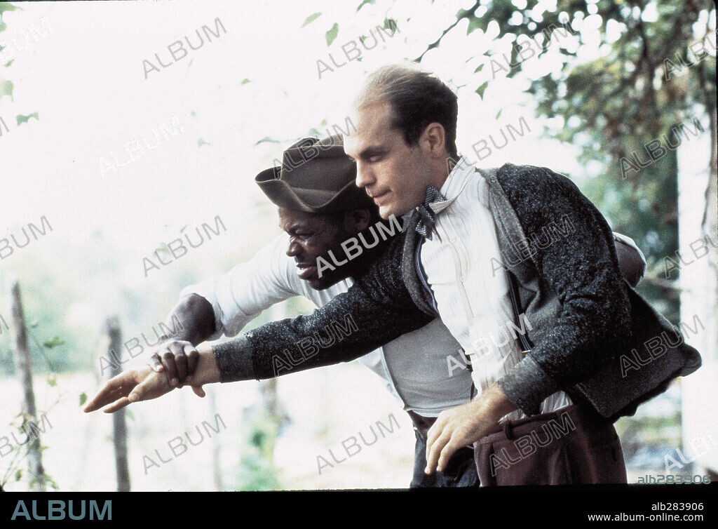 DANNY GLOVER and JOHN MALKOVICH in PLACES IN THE HEART, 1984, directed by ROBERT BENTON. Copyright TRI STAR PICTURES.