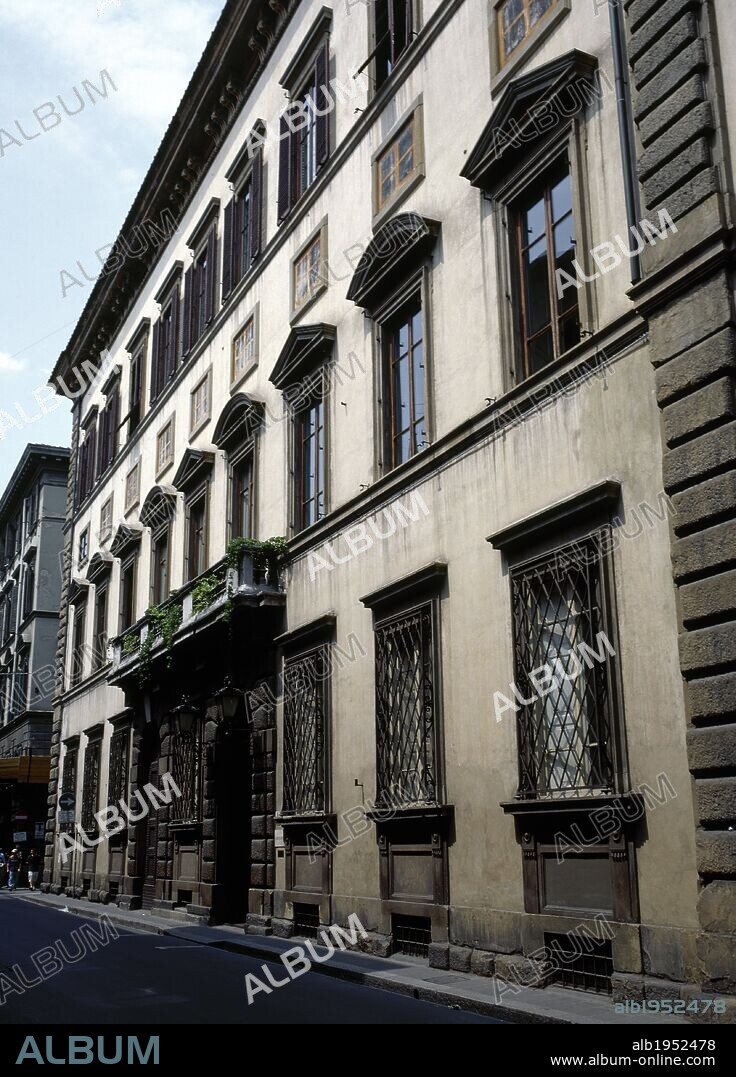 ITALIA. FLORENCIA. Vista general de la fachada del PALAZZO PUCCI, construido en el siglo XVI según los planos de Bartolomeo AMMANNATI (1511-1592). En esta mansión vive el famoso diseñador Emilio Pucci. La Toscana.