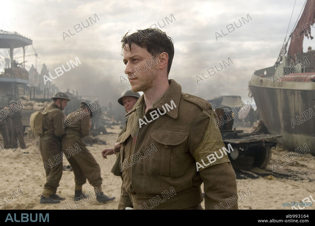 JAMES MCAVOY en EXPIACION: MAS ALLA DE LA PASION, 2007 (ATONEMENT), dirigida por JOE WRIGHT. Copyright WORKING TITLE FILMS.