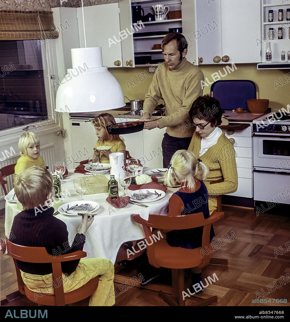 19730515 - Familj på 70-talet äter middag tillsammans. Pappa lagar köttbullar.. Foto: Bengt af Geijerstam / TT / kod 9254.