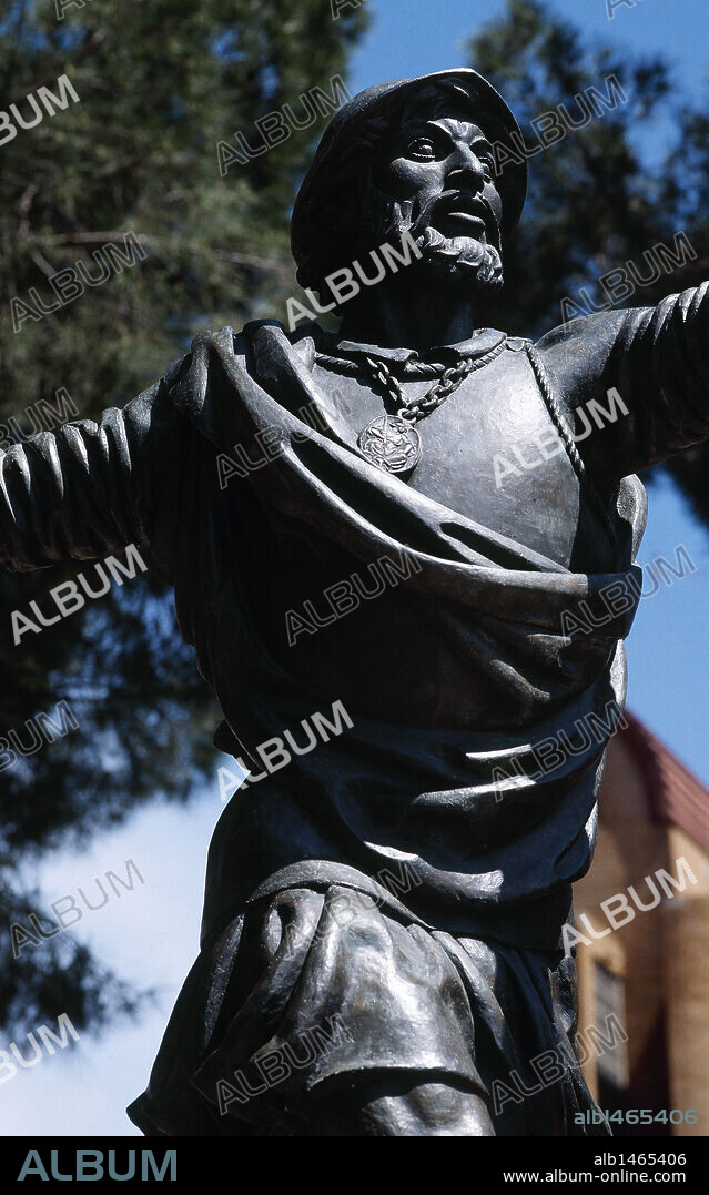 BALBOA, Vasco Núñez de (Jerez de los Caballeros, 1475-Acla, 1517). Conquistador español. Formó parte de la expedición de Rodrigo Bastidas hacia el golfo de Darién, en la costa caribeña de la actual Colombia (1501). Cruzó el istmo de Panamá y descubrió el Océano Pacífico, al que llamó Mar del Sur (1513). Detalle de la ESTATUA del conquistador. MADRID. España.