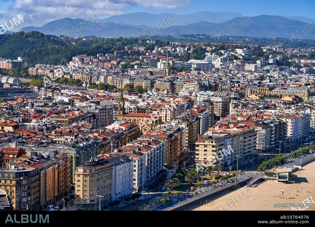 Vista de la ciudad de Donostia desde el Monte Ulia, En primer plano la Playa de La Zurriola y el Barrio de Gros, Donostia, San Sebastian, Ciudad cosmopolita de 187.000 habitantes, destaca por su gastronomía, playas urbanas y edificios inspirados en la arquitectura parisina, Gipuzkoa, Basque Country, Spain, Europe.